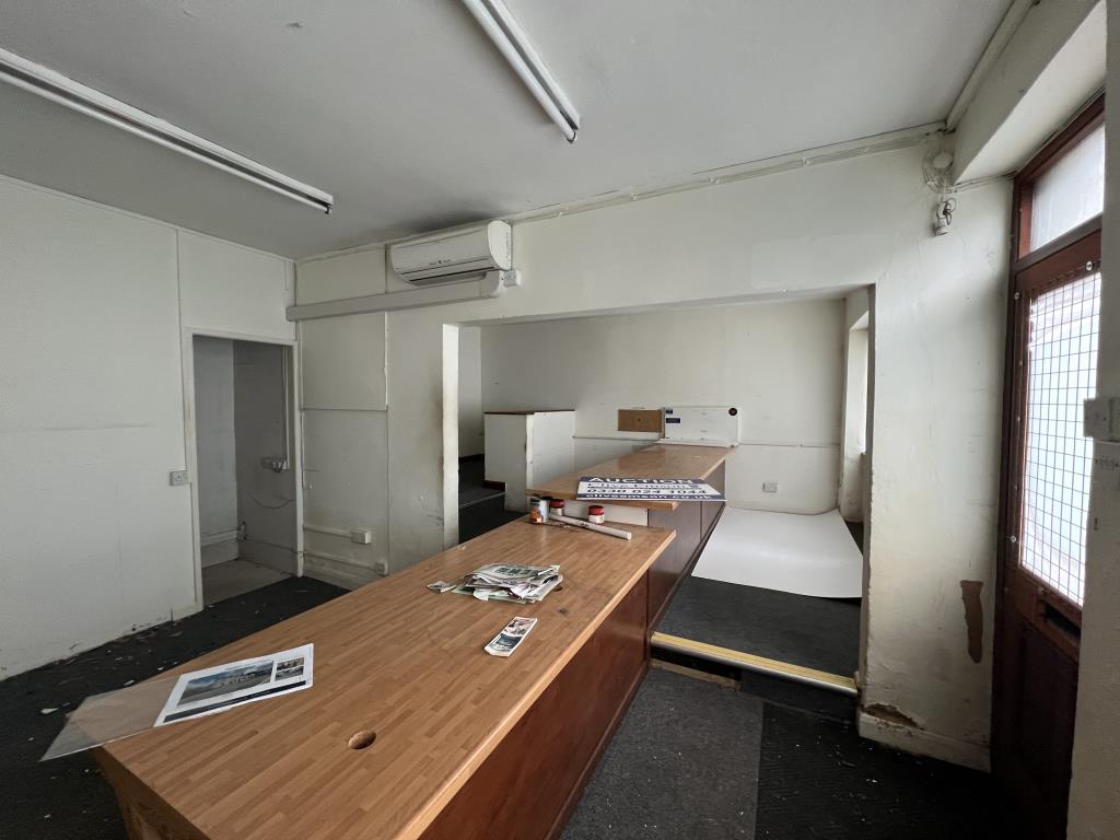 Lot: 128 - MIXED-USE DEVELOPMENT OPPORTUNITY WITH THREE GARAGES AND SIX PARKING SPACES - General view of Ground floor front office area